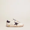 Modèle « Old School Young » en cuir blanc, avec une étoile en daim bleu et une languette au talon