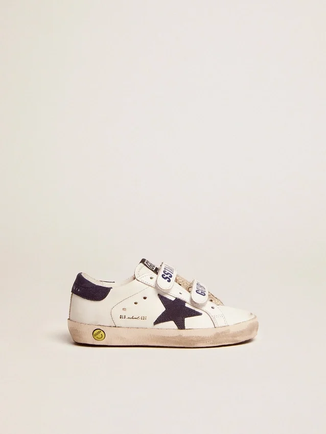 Modèle « Old School Young » en cuir blanc, avec une étoile en daim bleu et une languette au talon