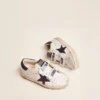 Modèle « Old School Young » en cuir blanc, avec une étoile en daim bleu et une languette au talon