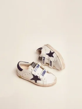 Modèle « Old School Young » en cuir blanc, avec une étoile en daim bleu et une languette au talon