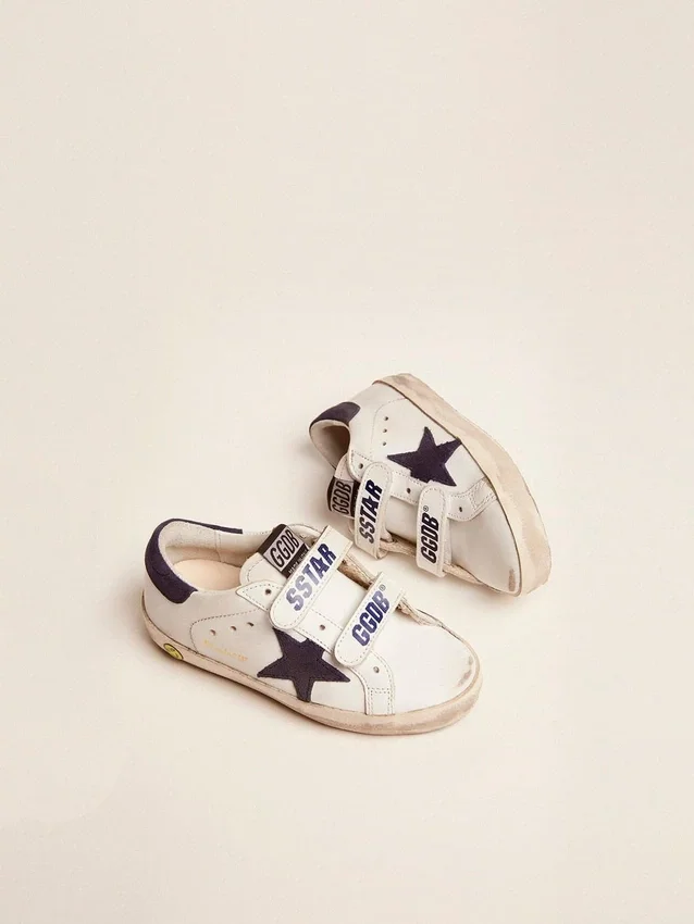 Modèle « Old School Young » en cuir blanc, avec une étoile en daim bleu et une languette au talon