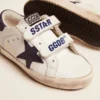 Modèle « Old School Young » en cuir blanc, avec une étoile en daim bleu et une languette au talon
