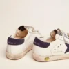 Modèle « Old School Young » en cuir blanc, avec une étoile en daim bleu et une languette au talon