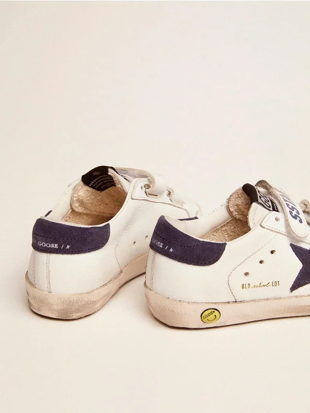 Modèle « Old School Young » en cuir blanc, avec une étoile en daim bleu et une languette au talon