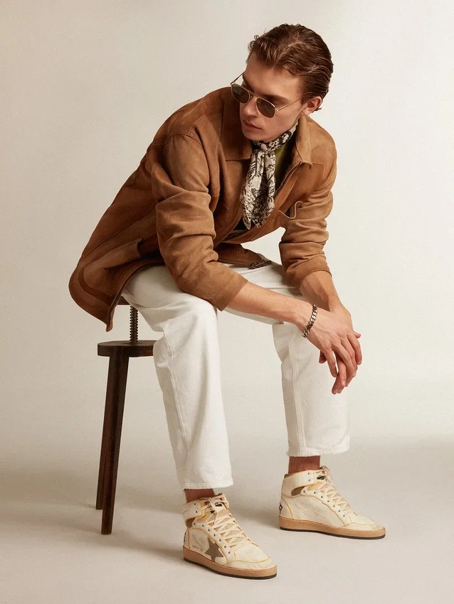 Modèle Sky-Star pour homme en cuir nappa blanc avec étoile en daim gris tourterelle