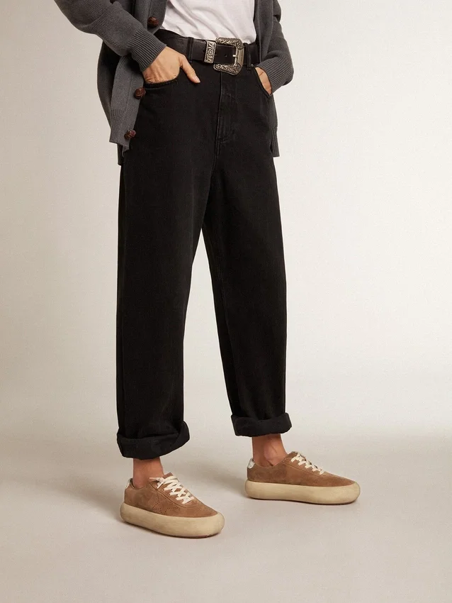 Modèle Space-Star pour femme en daim couleur tabac avec étoile perforée