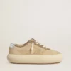 Modèle Space-Star pour homme en daim beige avec étoile perforée et languette de talon argent métallisé