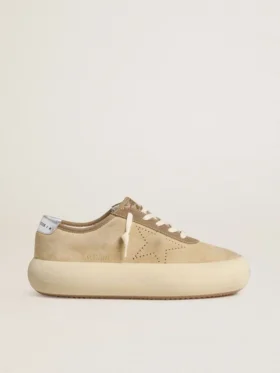 Modèle Space-Star pour homme en daim beige avec étoile perforée et languette de talon argent métallisé