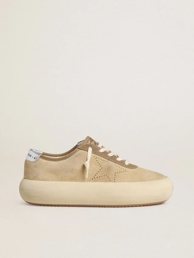 Modèle Space-Star pour homme en daim beige avec étoile perforée et languette de talon argent métallisé