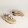 Modèle Space-Star pour homme en daim beige avec étoile perforée et languette de talon argent métallisé