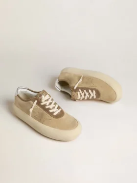 Modèle Space-Star pour homme en daim beige avec étoile perforée et languette de talon argent métallisé