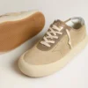 Modèle Space-Star pour homme en daim beige avec étoile perforée et languette de talon argent métallisé