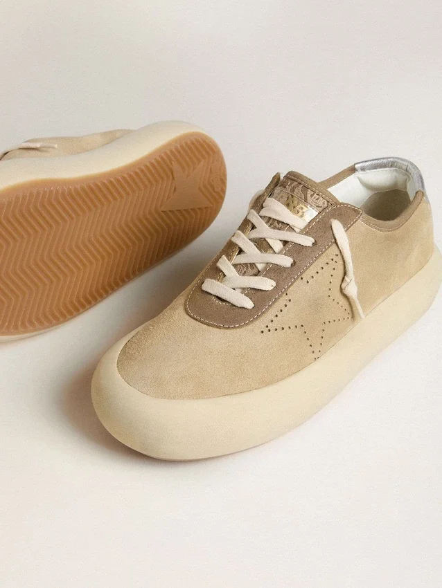 Modèle Space-Star pour homme en daim beige avec étoile perforée et languette de talon argent métallisé