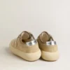 Modèle Space-Star pour homme en daim beige avec étoile perforée et languette de talon argent métallisé