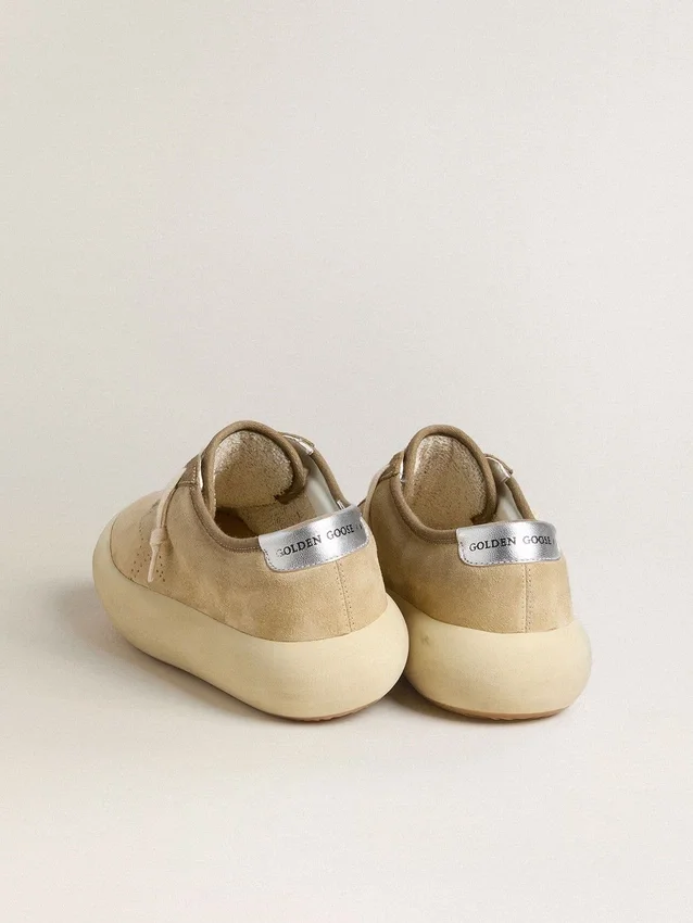 Modèle Space-Star pour homme en daim beige avec étoile perforée et languette de talon argent métallisé