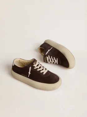 Modèle Space-Star pour homme en daim marron foncé avec languette de talon argentée métallisée