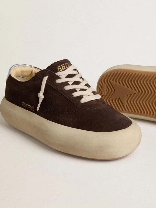 Modèle Space-Star pour homme en daim marron foncé avec languette de talon argentée métallisée