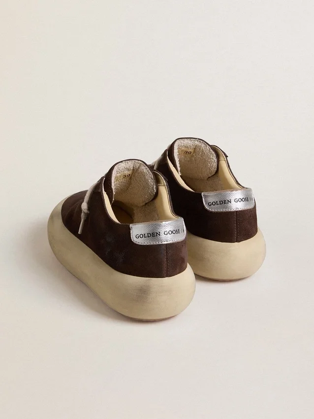 Modèle Space-Star pour homme en daim marron foncé avec languette de talon argentée métallisée