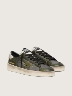 Modèle Stardan LTD pour homme en cuir blanc et vert olive, avec empiècement en maille noire et étoile en cuir jaune