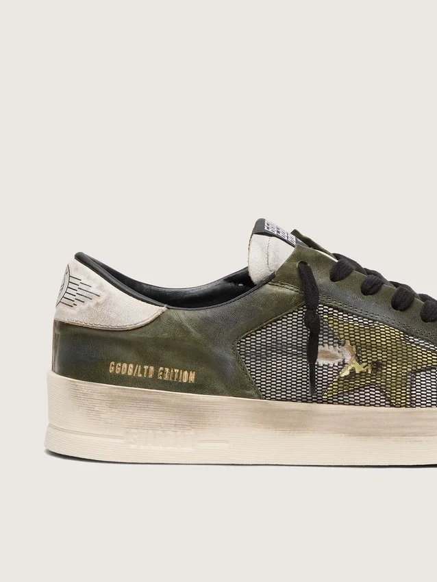 Modèle Stardan LTD pour homme en cuir blanc et vert olive, avec empiècement en maille noire et étoile en cuir jaune