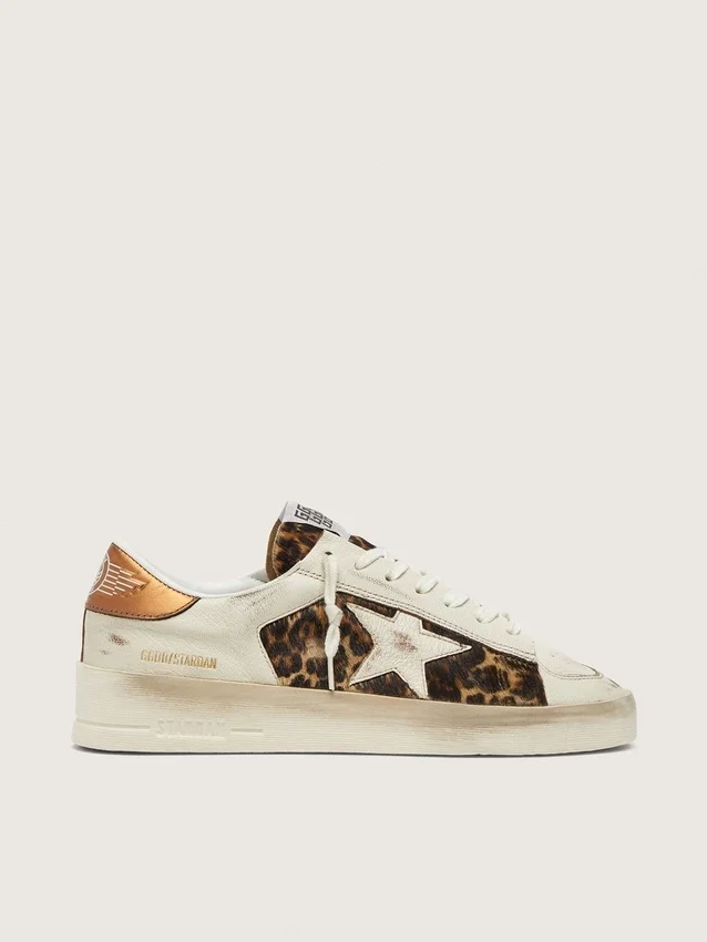 Modèle Stardan pour femme en cuir blanc et peau de poney léopard, avec une étoile en cuir blanc