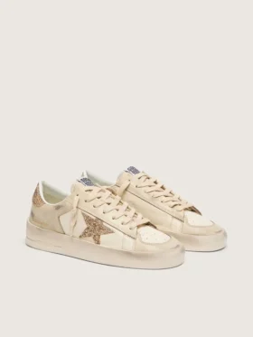 Modèle Stardan pour femme en cuir nappa écru avec étoile pailletée dorée et languette au talon