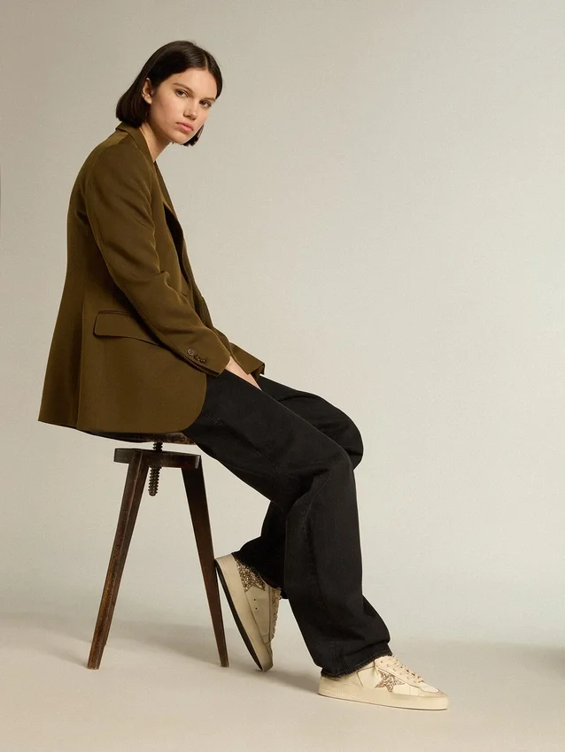 Modèle Stardan pour femme en cuir nappa écru avec étoile pailletée dorée et languette au talon