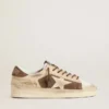 Modèle Stardan pour femme en daim vert militaire et cuir de poney beige, avec une étoile en daim beige