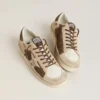 Modèle Stardan pour femme en daim vert militaire et cuir de poney beige, avec une étoile en daim beige