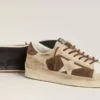 Modèle Stardan pour femme en daim vert militaire et cuir de poney beige, avec une étoile en daim beige