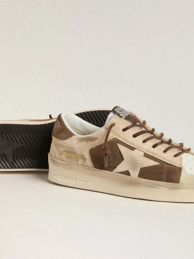 Modèle Stardan pour femme en daim vert militaire et cuir de poney beige, avec une étoile en daim beige