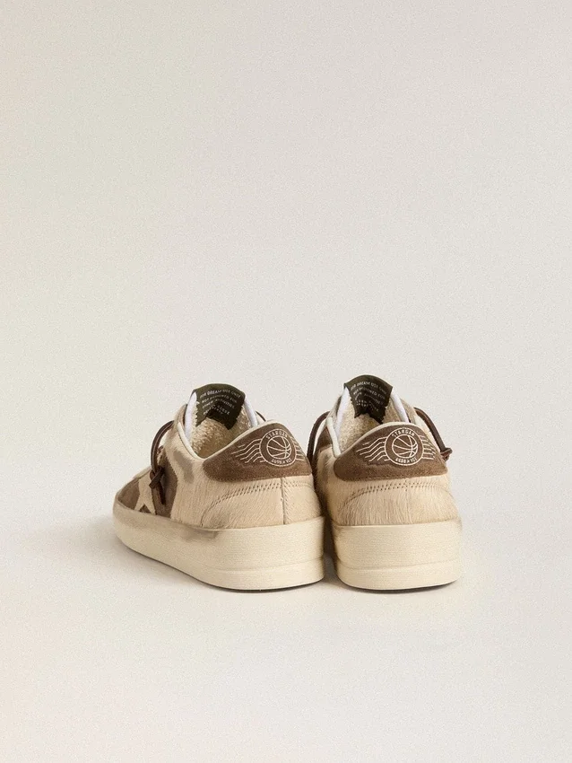 Modèle Stardan pour femme en daim vert militaire et cuir de poney beige, avec une étoile en daim beige