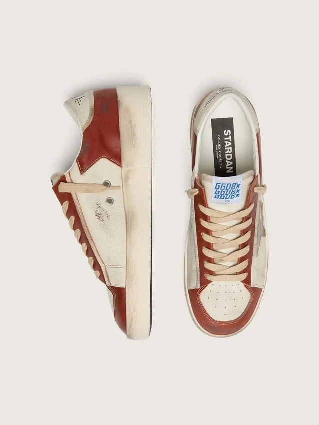 Modèle Stardan pour homme en cuir blanc et rouge brique avec une étoile en cuir laminé vert olive
