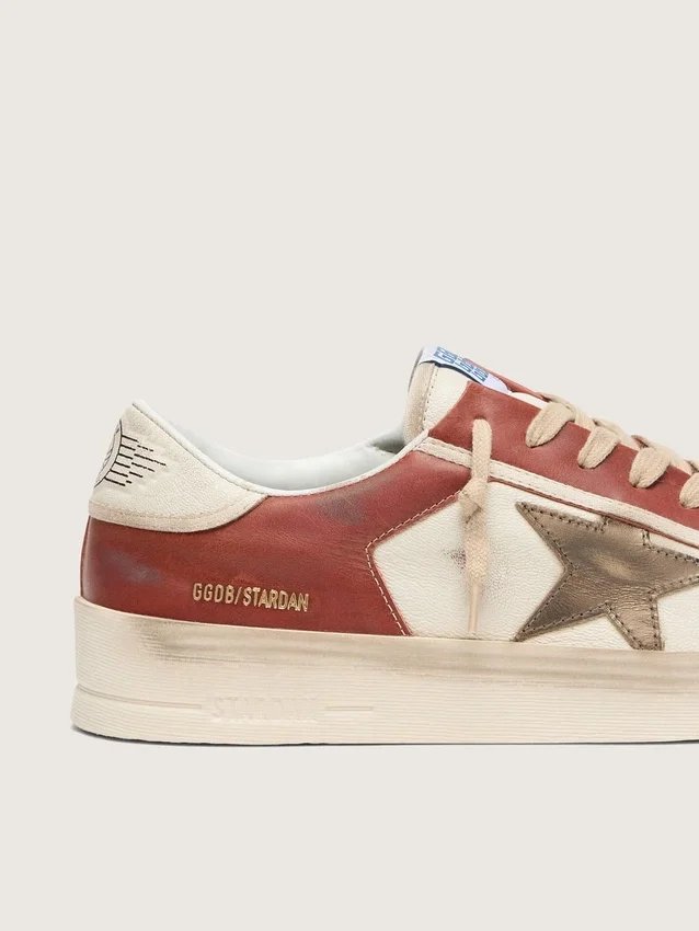 Modèle Stardan pour homme en cuir blanc et rouge brique avec une étoile en cuir laminé vert olive