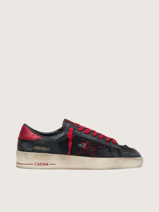 Modèle Stardan pour homme en cuir noir avec étoile rouge, empiècements en mesh noir et en cuir rouge