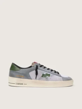 Modèle Stardan pour homme en daim bleu poudre avec étoile et languette de talon en cuir vert