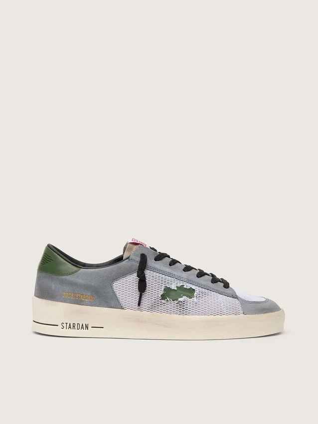 Modèle Stardan pour homme en daim bleu poudre avec étoile et languette de talon en cuir vert