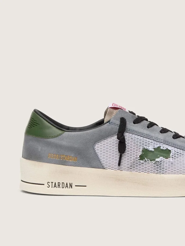 Modèle Stardan pour homme en daim bleu poudre avec étoile et languette de talon en cuir vert