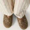 Modèle Tierra pour femme en daim kaki avec clous argentés