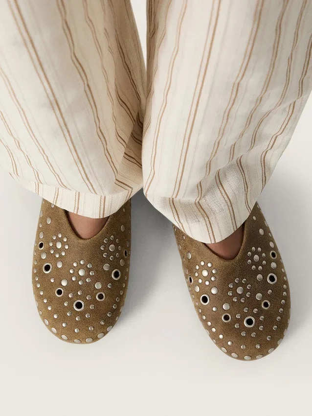Modèle Tierra pour femme en daim kaki avec clous argentés