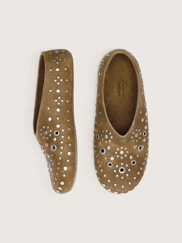 Modèle Tierra pour femme en daim kaki avec clous argentés