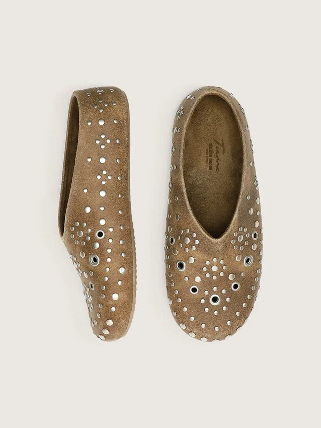 Modèle Tierra pour homme en daim kaki avec clous argentés