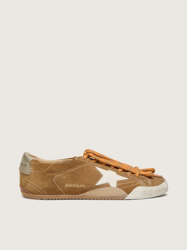 Modèle True-Star pour femme en daim couleur tabac avec étoile blanche et languette de talon platine