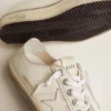 Modèle V-Star pour homme en cuir blanc avec une étoile blanche et une bande bleu clair sur le renfort