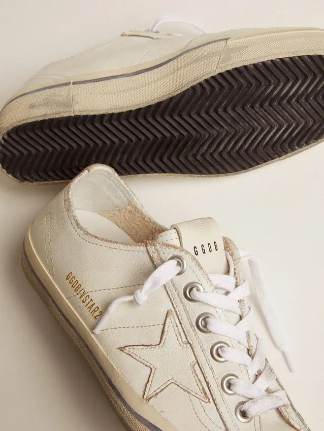 Modèle V-Star pour homme en cuir blanc avec une étoile blanche et une bande bleu clair sur le renfort