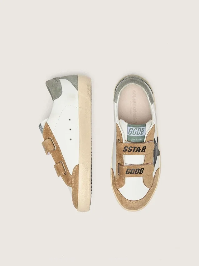 Modèle « Young Old School » avec étoile en cuir noir et empiècements en daim beige et vert