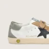 Modèle « Young Old School » avec étoile en cuir noir et empiècements en daim beige et vert