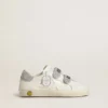 Modèle « Young Old School » en cuir blanc avec languette au talon et sangles ornées de cristaux Swarovski argentés