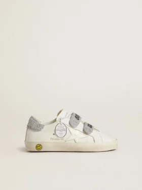 Modèle « Young Old School » en cuir blanc avec languette au talon et sangles ornées de cristaux Swarovski argentés