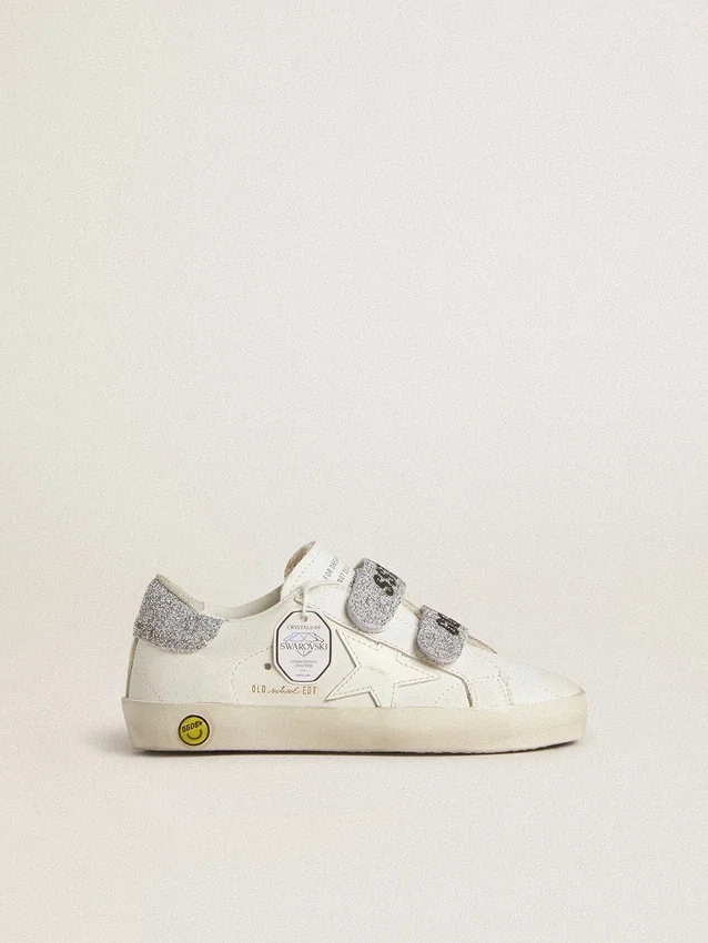 Modèle « Young Old School » en cuir blanc avec languette au talon et sangles ornées de cristaux Swarovski argentés